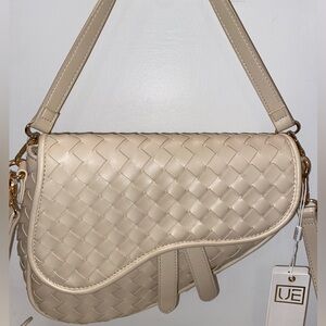 URBAN EXPRESSIONS Scout Crossbody (Saddle) Beige Woven Shoulder Bag - NEW